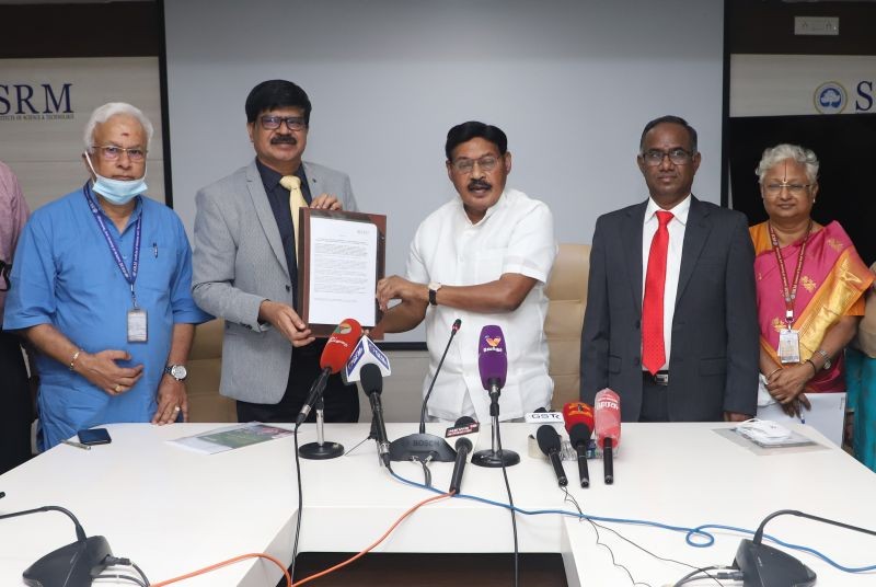 SRMIST’s Founder Chancellor and Perambalur Constituency Member of Parliament, Dr TR Paarivendhar, Vice Chancellor Dr C Muthamizhchelvan, Registrar Dr S Ponnusamy, Director (Admissions) Dr KS Lakshmi, and Director (Communications) R Nandakummar at the announcement of the Perambalur Scholarship at SRMIST premises.